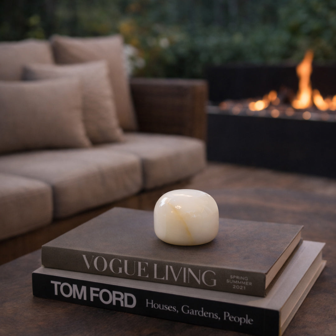 Tischlampe aus halb-ovalförmigem Alabaster, für warm-weißes Licht in drei Helligkeitsstufen