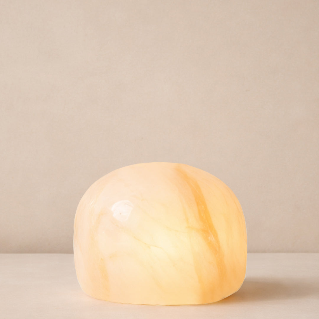 Tischlampe aus halb-ovalförmigem Alabaster, für warm-weißes Licht in drei Helligkeitsstufen