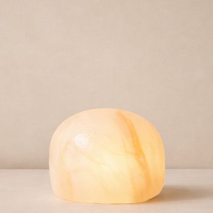 Tischlampe aus halb-ovalförmigem Alabaster, für warm-weißes Licht in drei Helligkeitsstufen