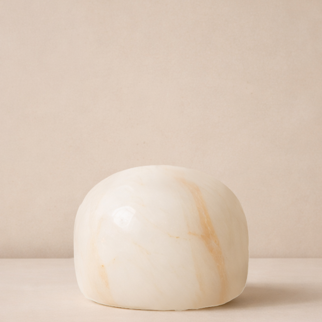 Tischlampe aus halb-ovalförmigem Alabaster, für warm-weißes Licht in drei Helligkeitsstufen