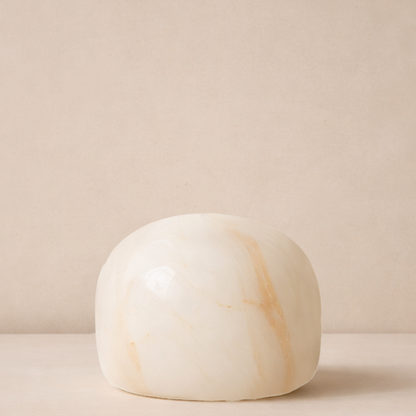 Tischlampe aus halb-ovalförmigem Alabaster, für warm-weißes Licht in drei Helligkeitsstufen